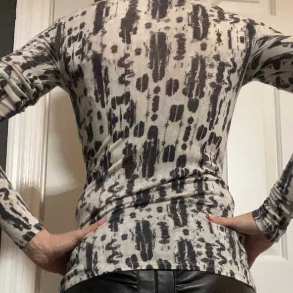 BCBG Max Azria lightweight long sleeve top xs - Picture 2 of 2
